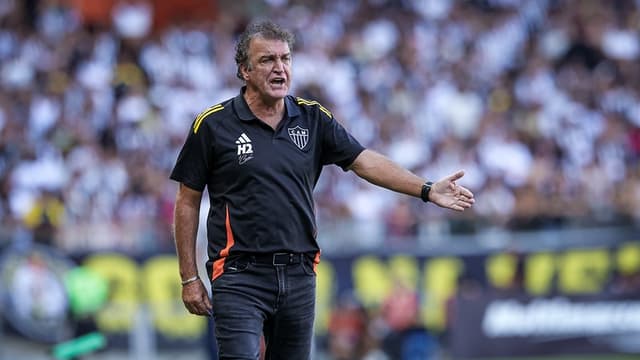 Cuca explica motivo pelo qual tirou Hulk e colocou Rony; veja