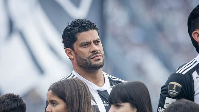 Hulk chora, é consolado e se despede de ex-jogador do Atlético