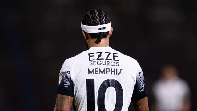 Depay dispara contra própria equipe e faz promessa à torcedor
