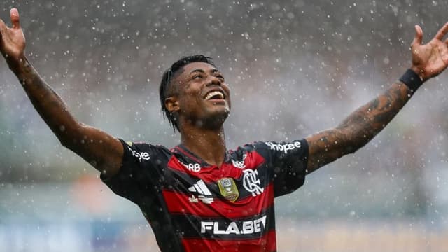 Bruno Henrique opina sobre grama sintética: ‘Temos de ser ouvidos’