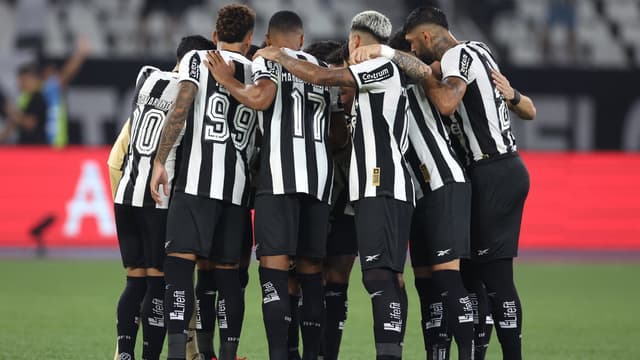 Botafogo acerta renovação de titular com multa de 60 milhões