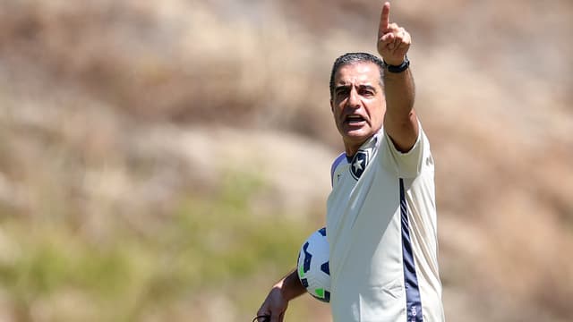 Botafogo procura o Cruzeiro por duelo, mas prioriza novo treinador