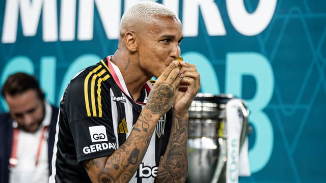 Fortaleza quer Deyverson e Atlético propõe troca por meia
