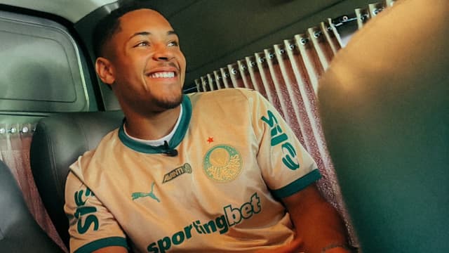 Vitor Roque desembarca no Brasil e sai sob ‘sigilo’; assista vídeo