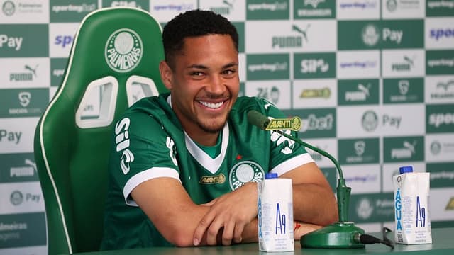 Vitor Roque disse o que pensa sobre atuar ao lado de Estêvão