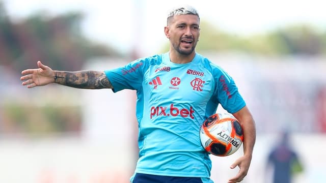 Treinador justifica motivo de colocar Arrascaeta na reserva; veja