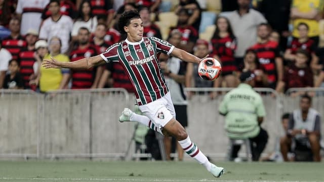 Fluminense detecta lesão na coxa do lateral Gabriel Fuentes