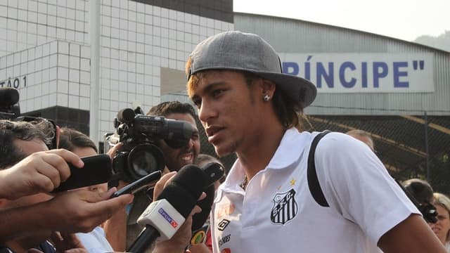 Há 16 anos, Neymar realizava sua primeira partida com a camisa do Santos