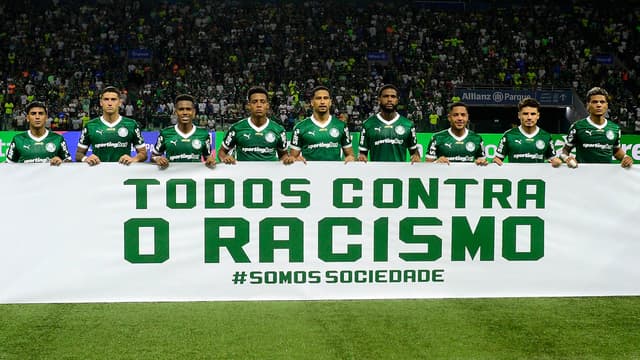 Torcida do Palmeiras espalha cartazes antes de enfrentar o Cerro: “CONMEBOL racista”