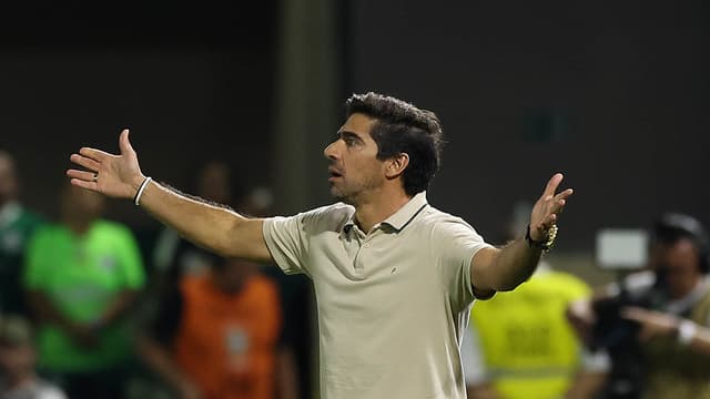 Abel Ferreira se torna o técnico estrangeiro com mais vitórias pelo Palmeiras em noite histórica