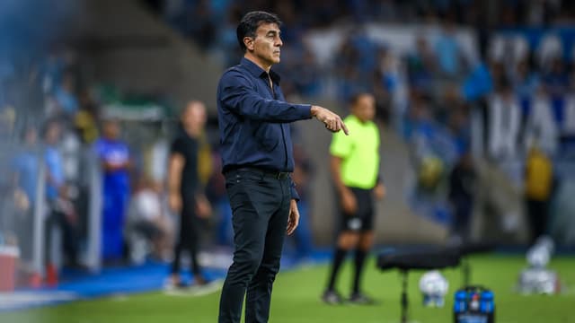 Clássico contra o Inter deve selar destino de Quinteros no Grêmio