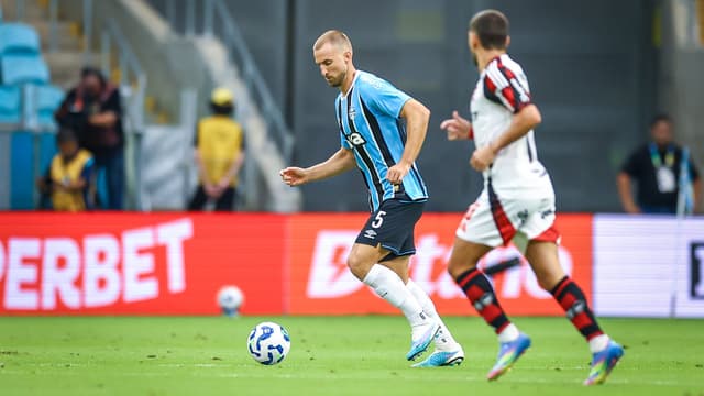 Grêmio confirma lesão grave e zagueiro não joga mais no ano