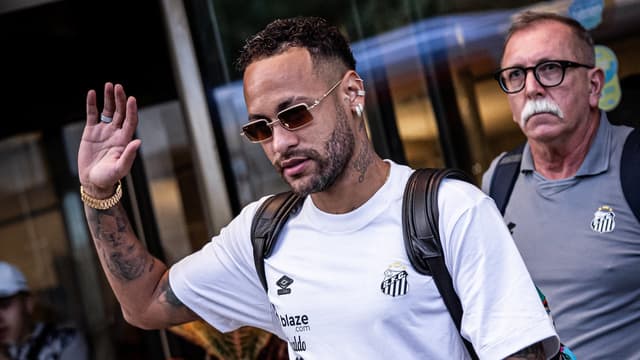 No Santos, Neymar gasta milhões e se emociona ao realizar sonho