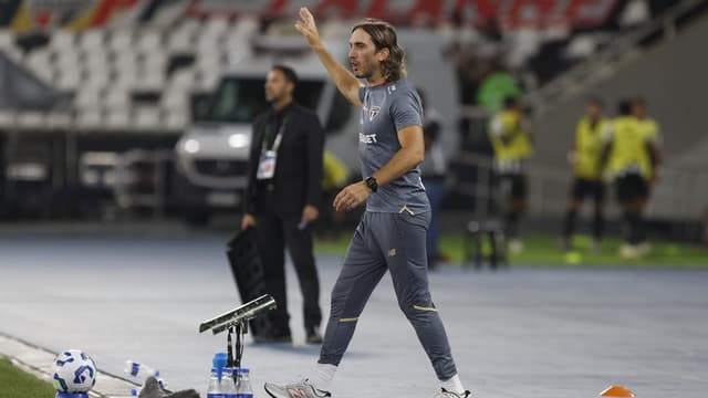 Pressionado no São Paulo, Zubeldía discute com repórter; veja