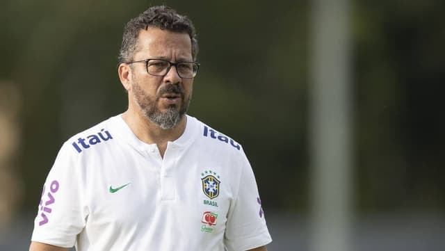 Novo técnico do Santos chega ao CT Rei Pelé para assinar contrato