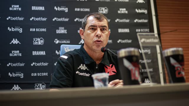 Carille deixa o gramado de São Januário às pressas após vitória; veja