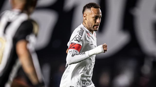 Neymar sente lesão e deixa jogo do Santos chorando; assista