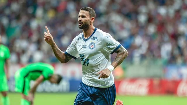 Bahia vence com gol de ex-Real Madrid e lidera chave na Libertadores