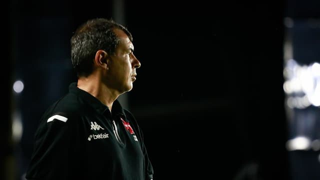 Carille ainda está ameaçado no comando do Vasco? Analisamos a situação