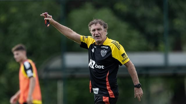 Cheio de desfalques, Cuca pode resgatar ‘meia’ em noite de Copa