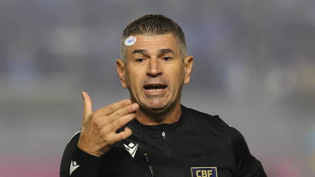 Árbitro afastado pela CBF retorna em duelo de líderes da Série A