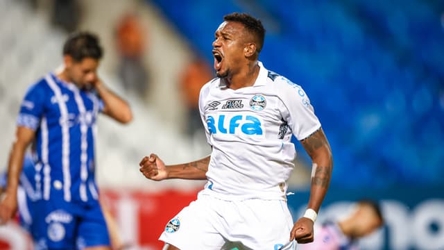 Volante do Grêmio vai à Justiça cobrar valores de maior rival