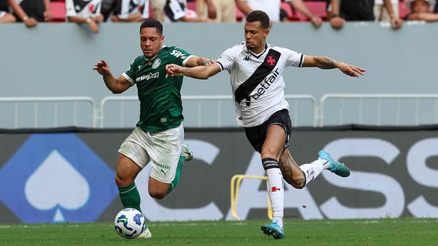 Palmeiras vence e assume liderança provisória do Brasileirão