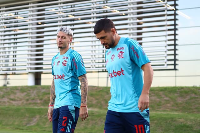 Flamengo paralisa conversas por renovação com Arrascaeta