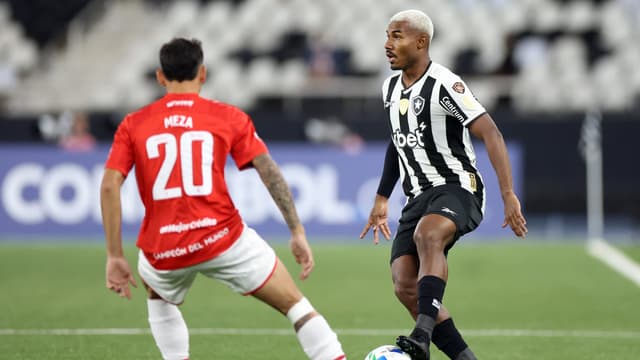 Botafogo recusa propostas e quer ao menos 60 milhões por lateral