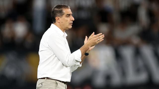Renato Paiva explica gesto obsceno em vitória do Botafogo