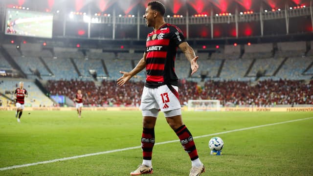 Danilo elogia Ancelotti, mas detona momento da Seleção: ‘vergonhoso’