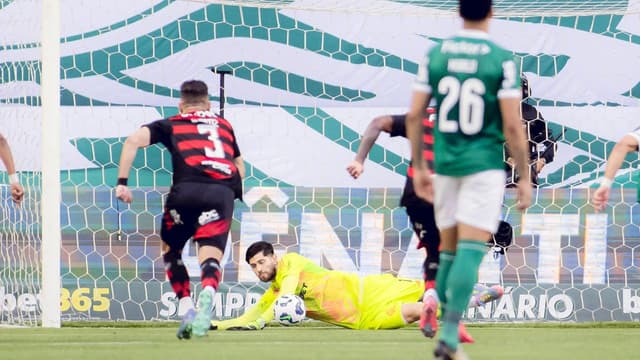 Rossi tem estatística positiva em pênaltis pelo Flamengo; veja