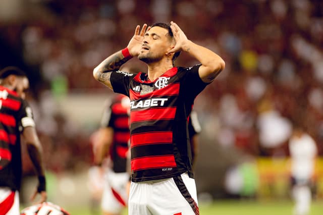 Flamengo vence Bahia e pode terminar rodada líder do Brasileirão