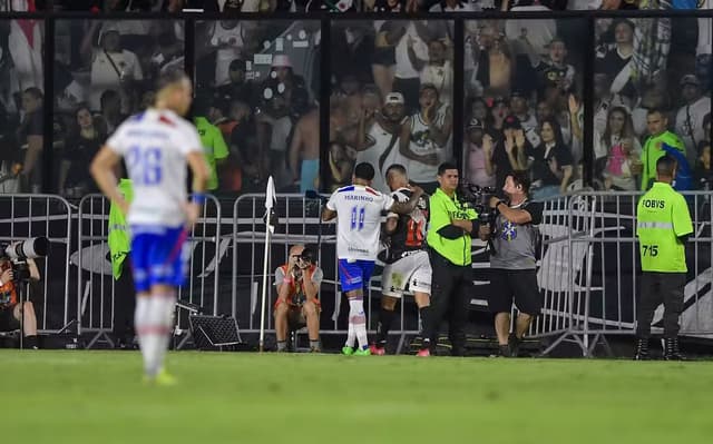 Vasco domina o Fortaleza em São Januário e vence por 3 a 0