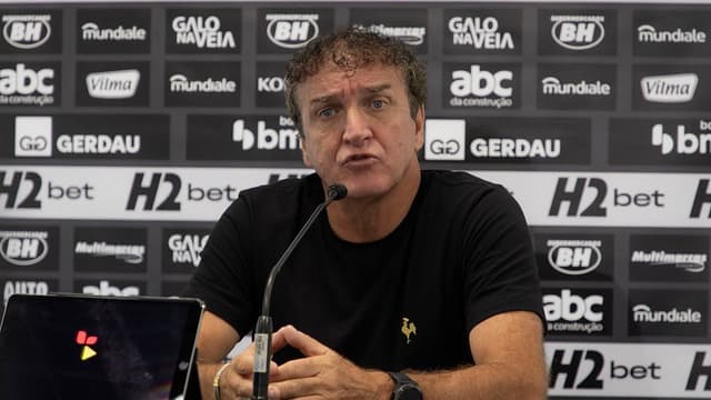 Cuca deixa escapar em coletiva e confirma lesão de destaque do Atlético