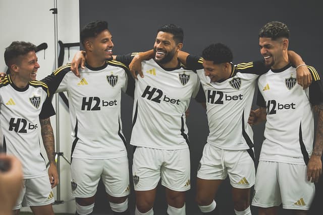 Galo estreia novo uniforme em duelo pelo Brasileirão