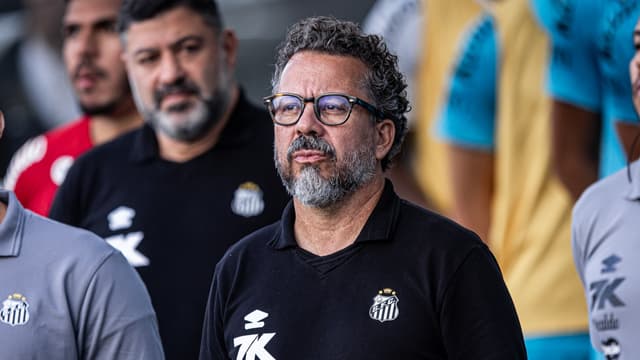 Santos vence concorrência e acerta retorno de volante ao Brasil