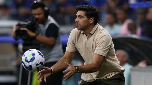 Abel tromba em cinegrafista após derrota do Palmeiras: “saia do meu caminho”
