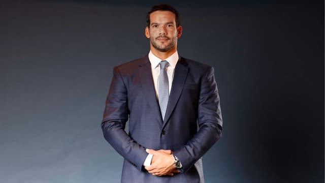 CBF manda Nike parar produção de camisa vermelha da seleção