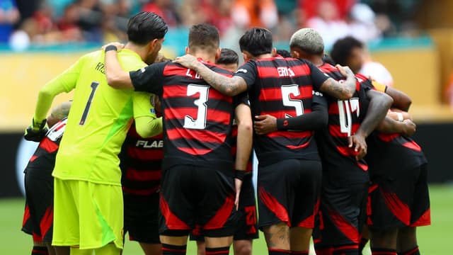 Flamengo desembarca no RJ com jogador em cadeira de rodas