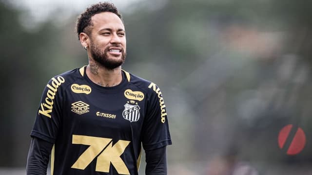 Neymar registra tratamento de lesão no CT do Santos e segue sem prazo de retorno