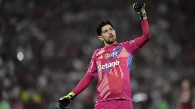 Rossi faz defesa decisiva e mantém Flamengo em vantagem na semifinal contra o Racing