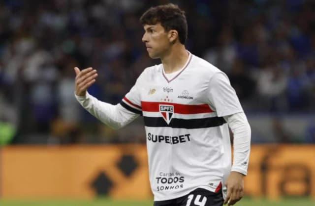 Tapia ganha espaço no São Paulo, é chamado pelo Chile e recebe elogios de Crespo