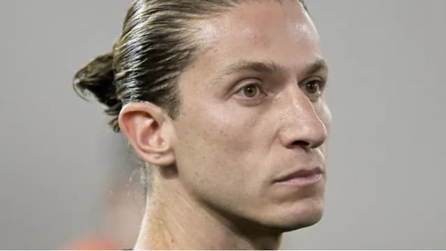 Decisão de Filipe Luís sobre Viña gera críticas da torcida do Flamengo antes de jogo