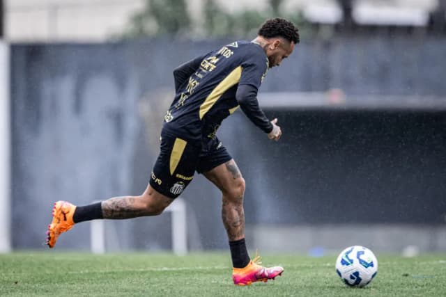 Neymar sente incômodo no joelho e vira dúvida no Santos para jogo contra o Internacional