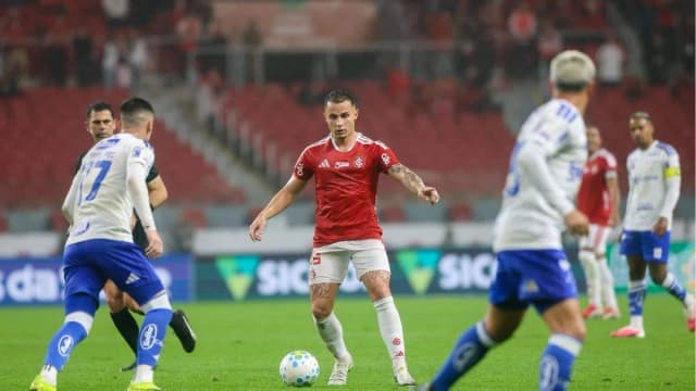 Coletiva do Internacional tem confusão após repórter ser impedido de perguntar