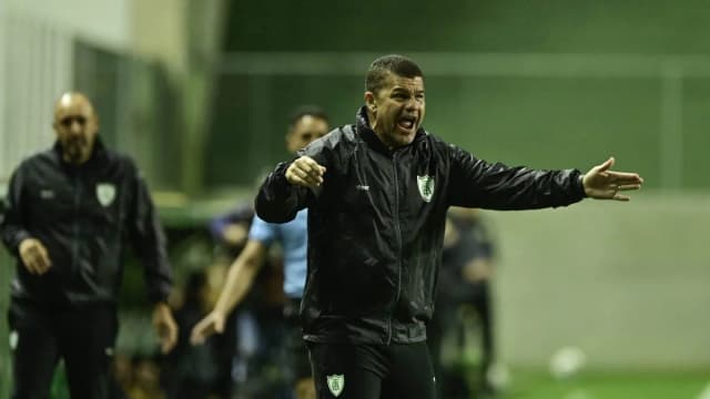 América-MG garante permanência de Umberto Louzer após avaliação do presidente