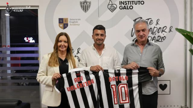 Atlético-MG homenageia Jesús Dátolo durante visita do ex-jogador à Arena MRV