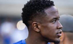 Cruzeiro anuncia cirurgia de Sinisterra na Europa após lesão na coxa