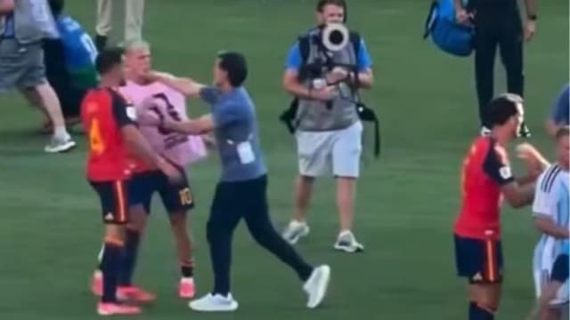 Auxiliar da Argentina explica conflito com jogador da Espanha após final